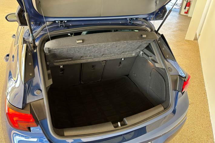 Blå Opel Astra fra 2020