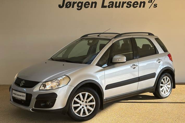 Sølv Suzuki SX4 fra 2013 set udefra