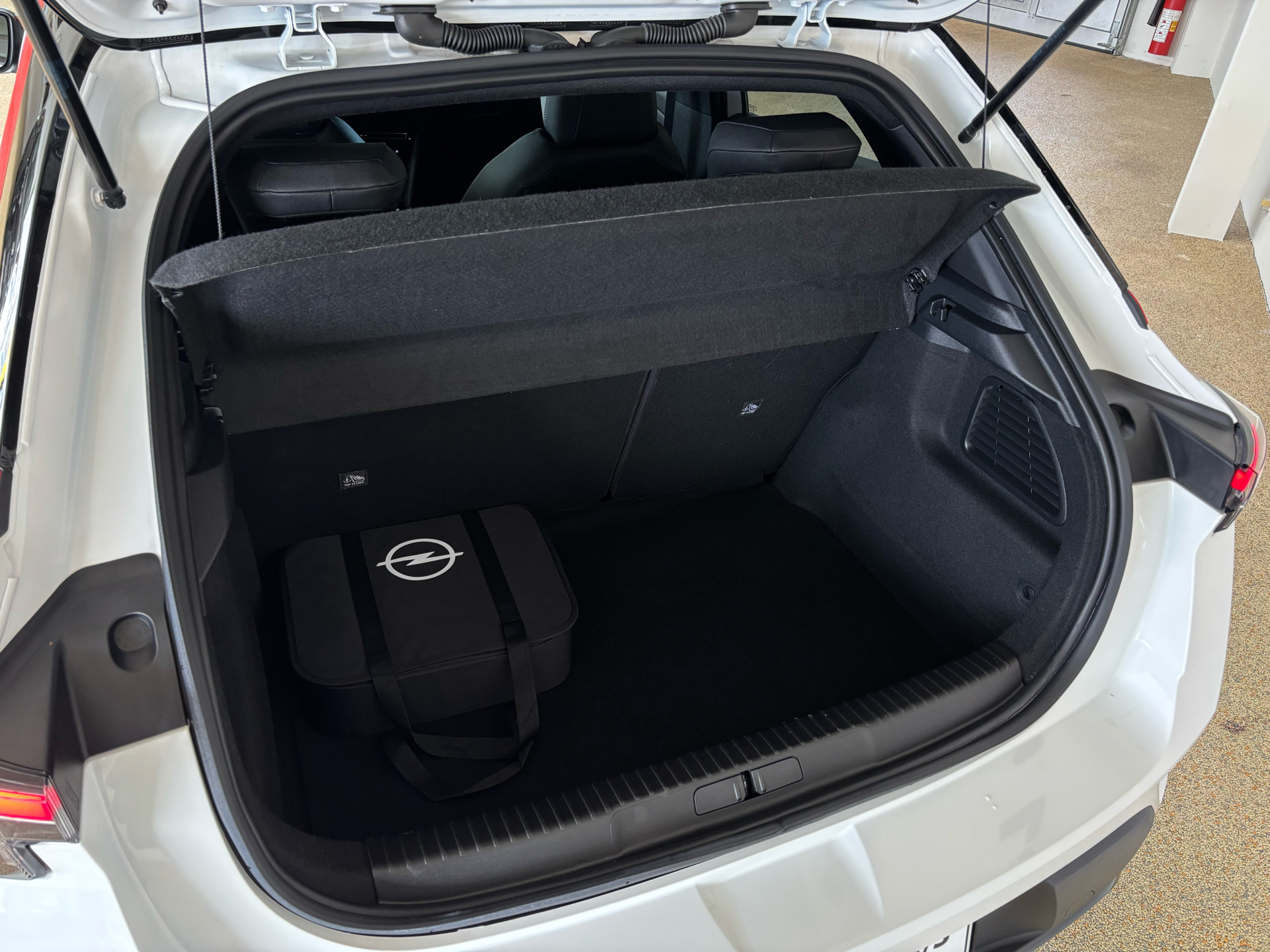 Hvid Opel Mokka-e fra 2023