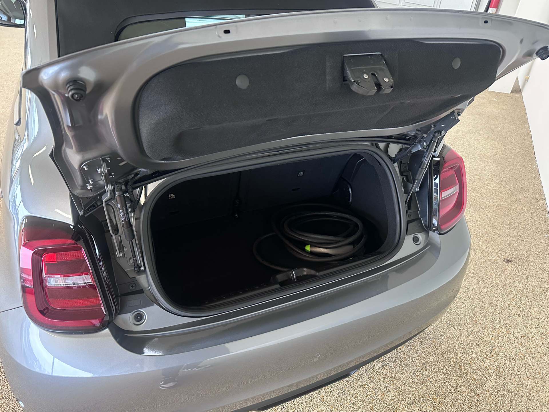 Grå Fiat 500e fra 2023