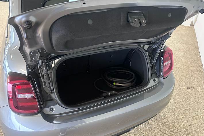 Grå Fiat 500e fra 2023