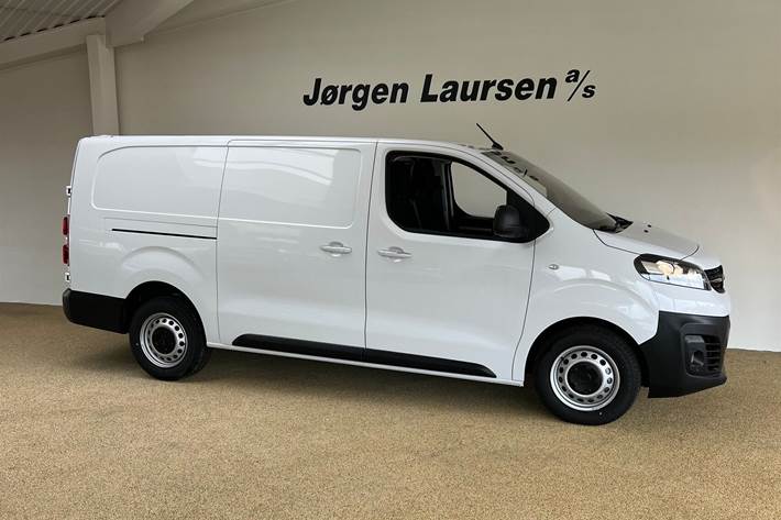 Hvid Opel Vivaro fra 2025