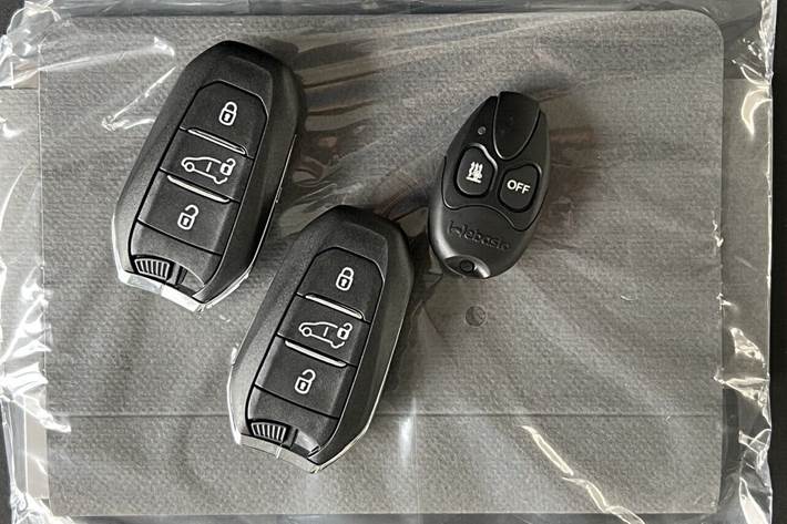 Hvid Opel Vivaro fra 2025