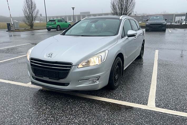 Grå Peugeot 508 fra 2014 set udefra