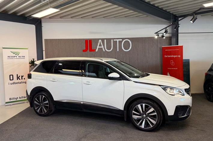Hvid Peugeot 5008 fra 2018 set udefra