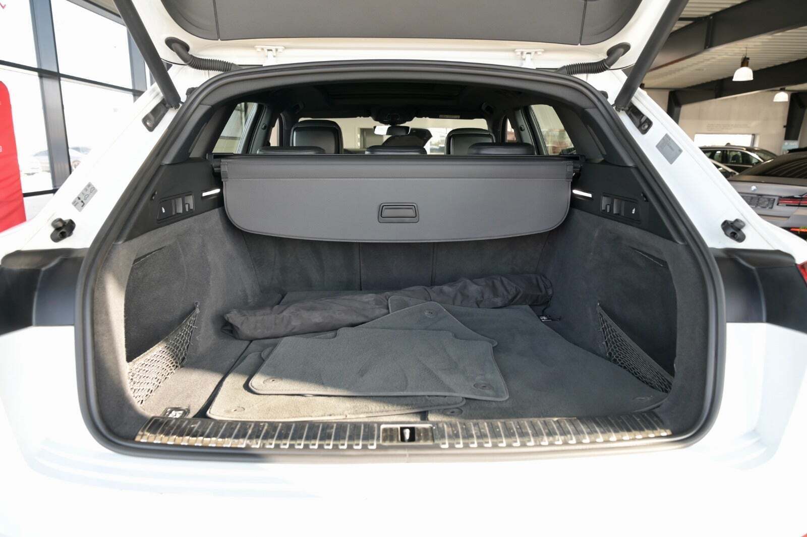 Hvid Audi e-tron fra 2020