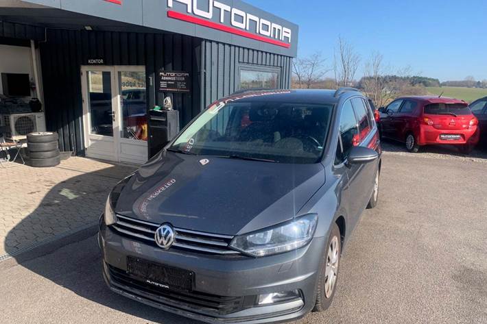 Grå VW Touran fra 2017 set udefra