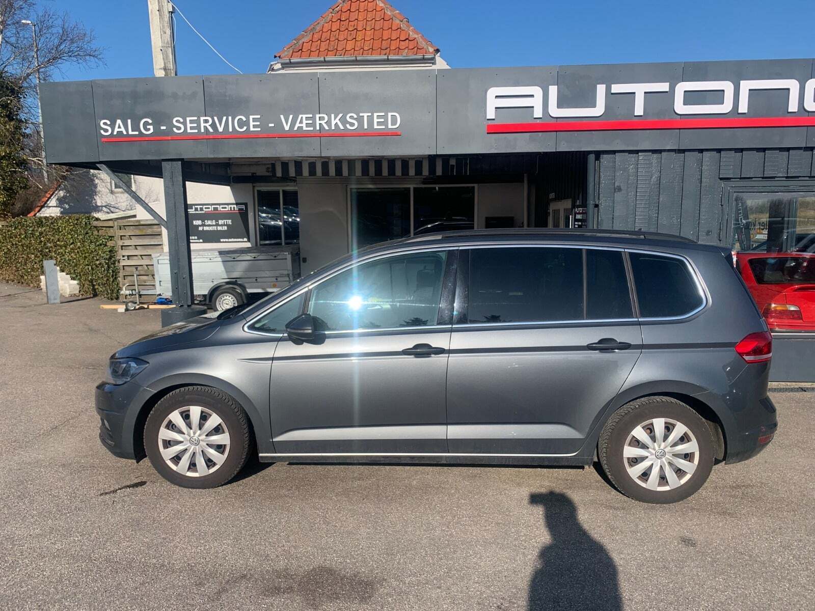 Grå VW Touran fra 2017