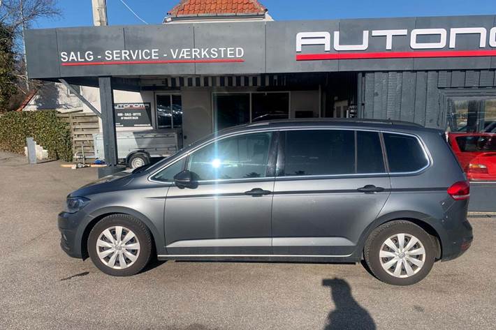 Grå VW Touran fra 2017