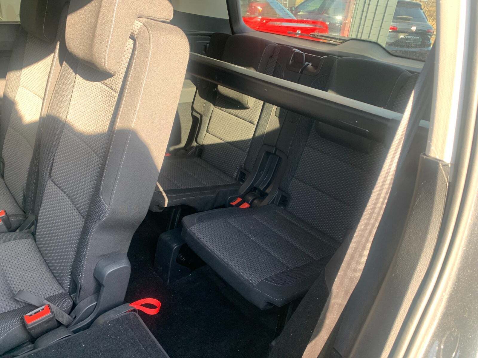 Grå VW Touran fra 2017