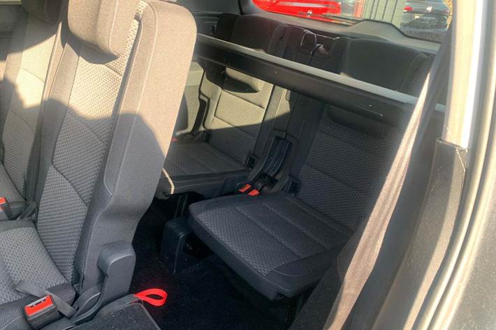 Grå VW Touran fra 2017