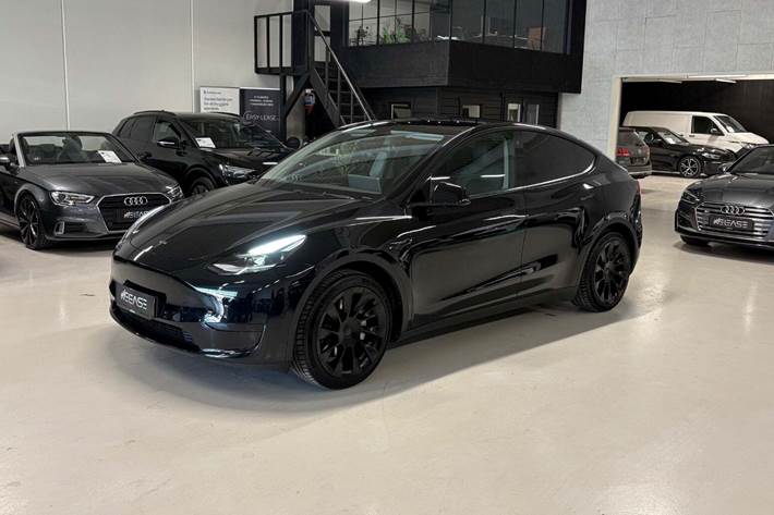 Sort Tesla Model Y fra 2023 set udefra