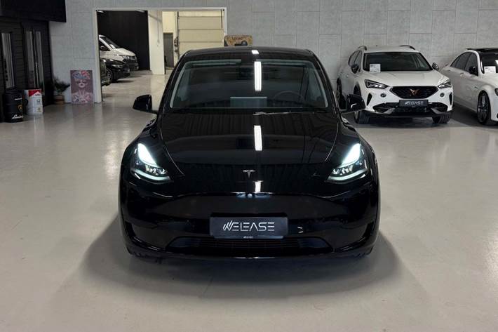 Sort Tesla Model Y fra 2023
