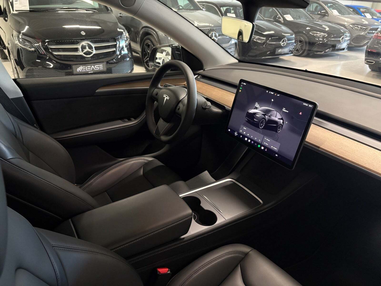 Sort Tesla Model Y fra 2023