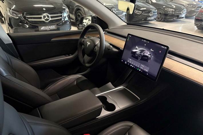 Sort Tesla Model Y fra 2023