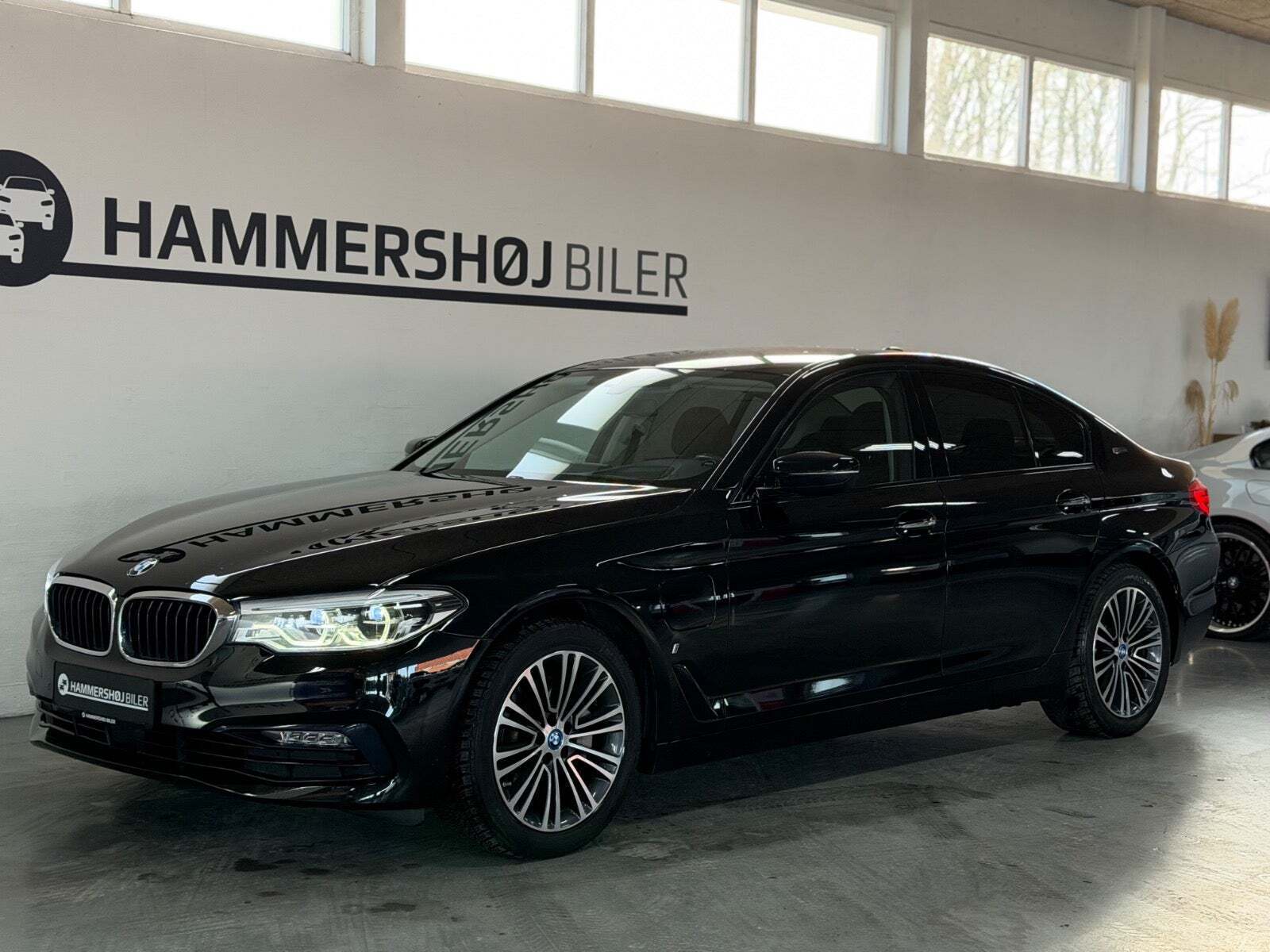 Sort BMW 530e fra 2018