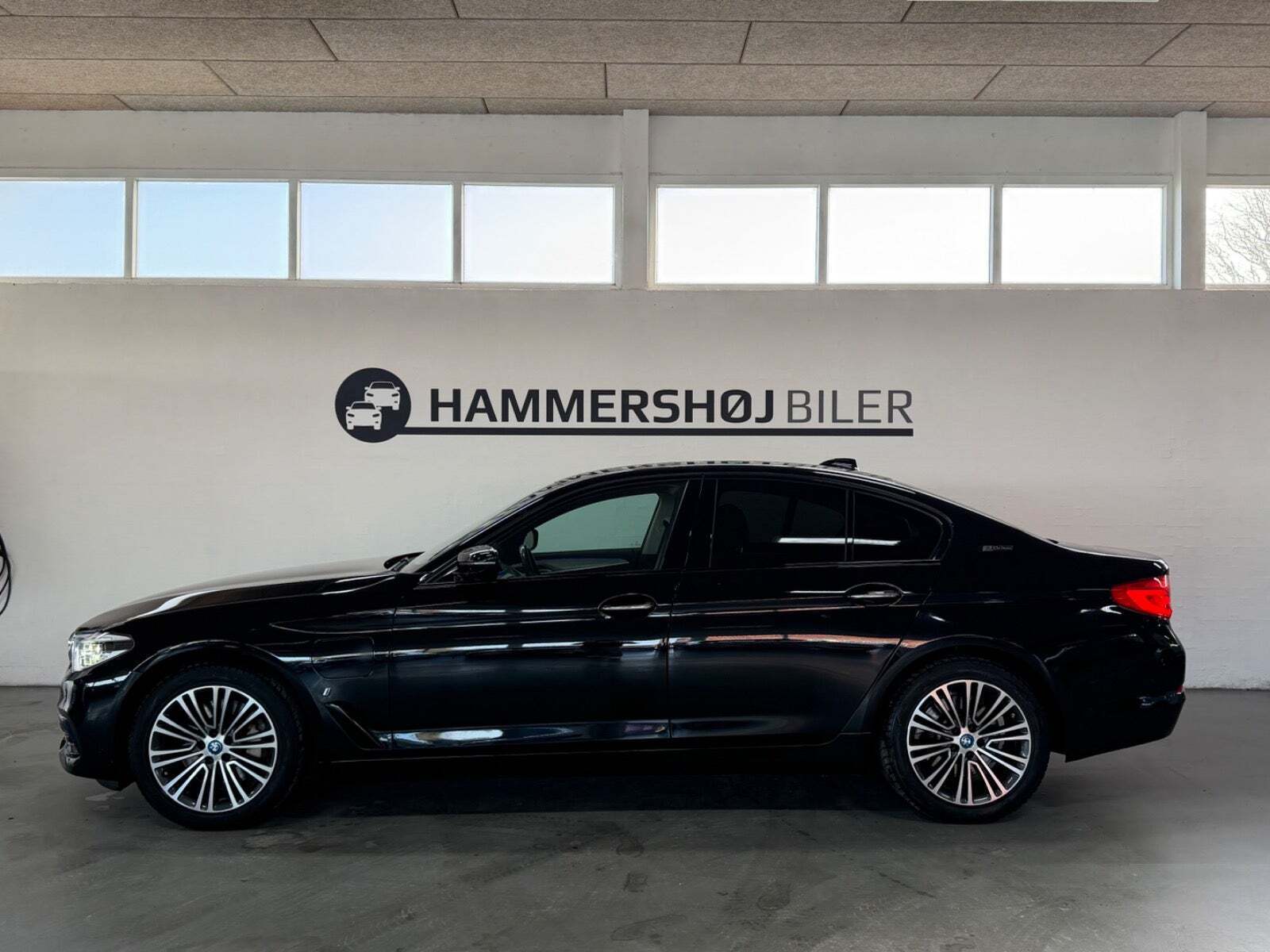Sort BMW 530e fra 2018