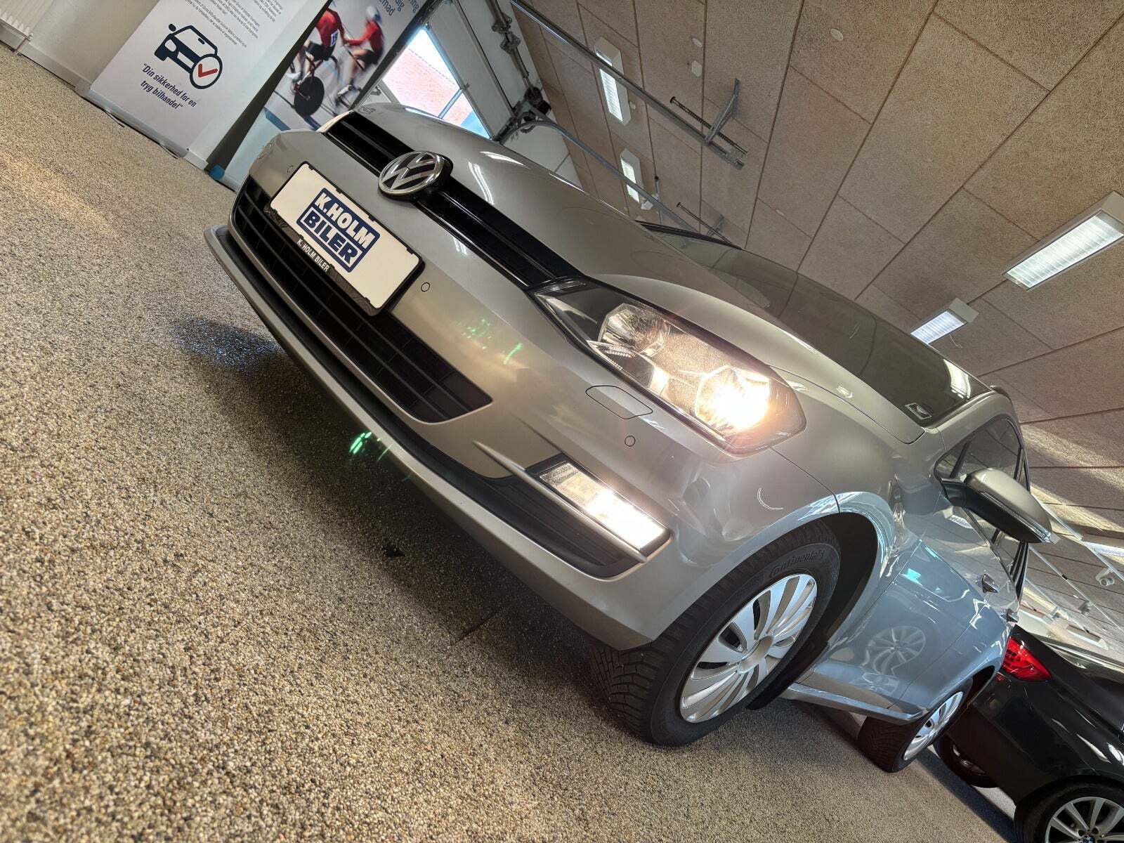 Grå VW Golf VII fra 2014