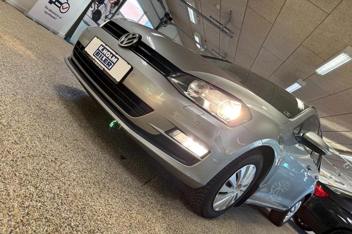 Grå VW Golf VII fra 2014