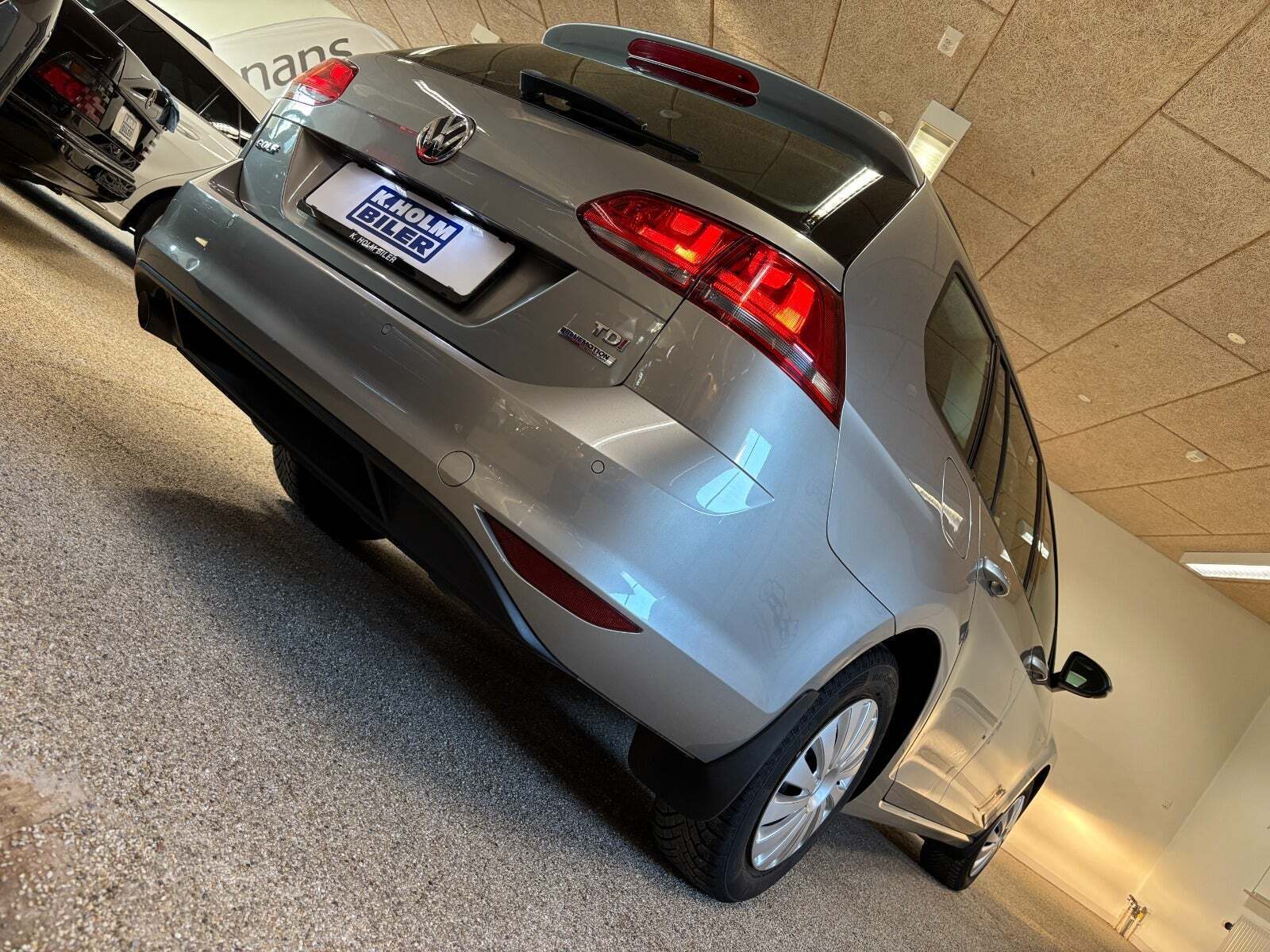 Grå VW Golf VII fra 2014