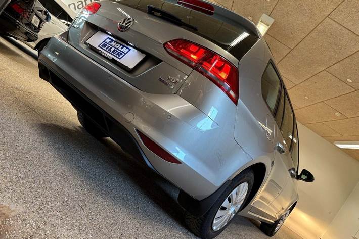 Grå VW Golf VII fra 2014