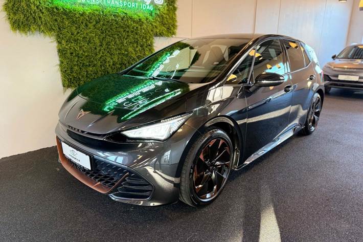 Grå Cupra Born fra 2023 set udefra