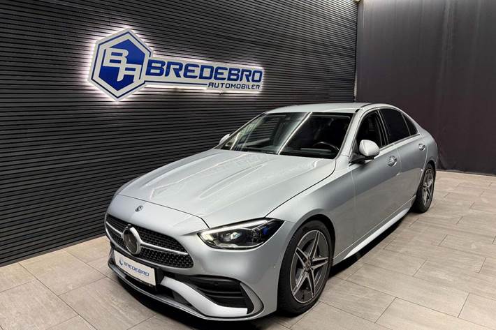 Sølv Mercedes C220 d fra 2022 set udefra