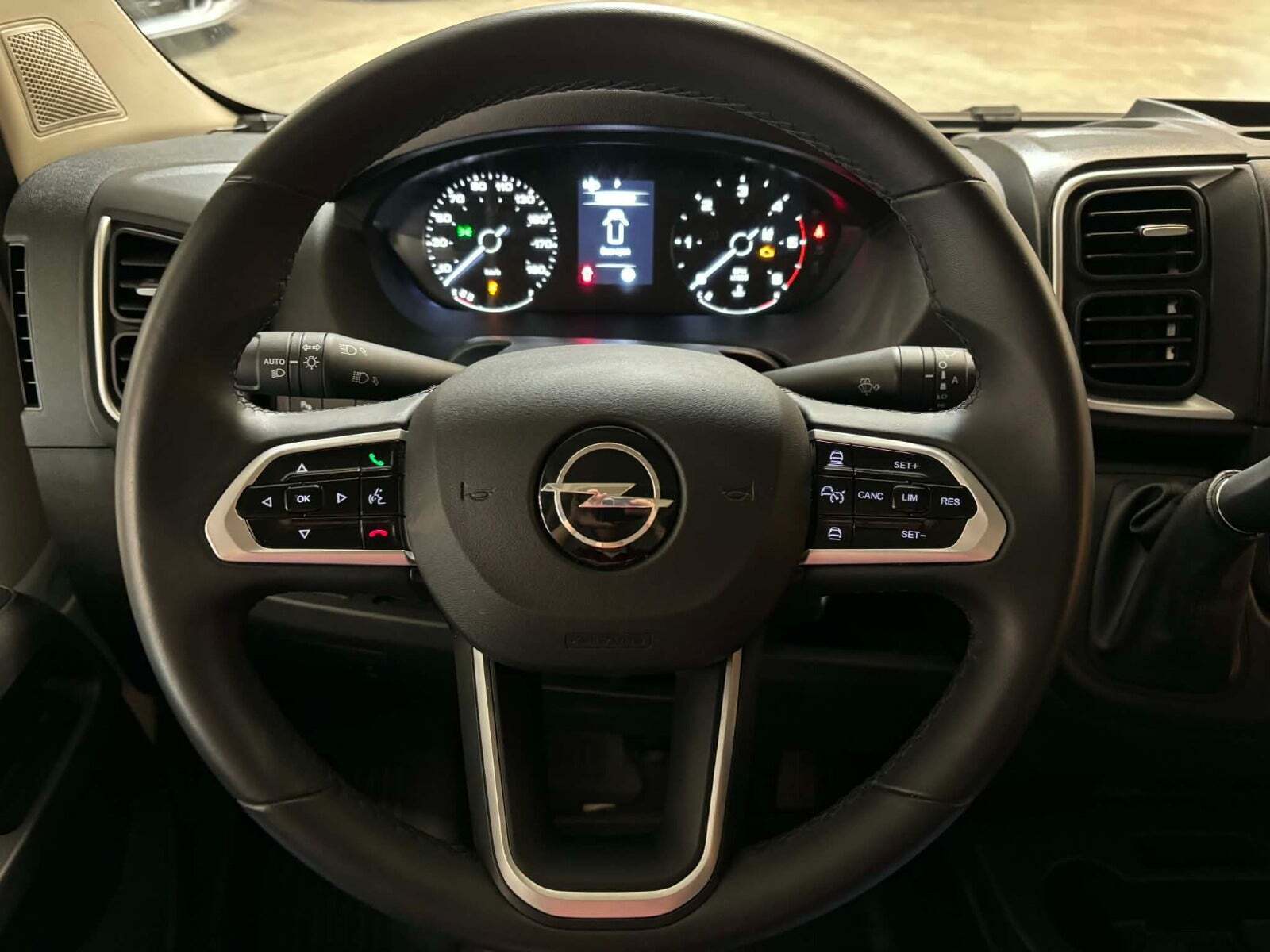 Hvid Opel Movano 35 fra 2025