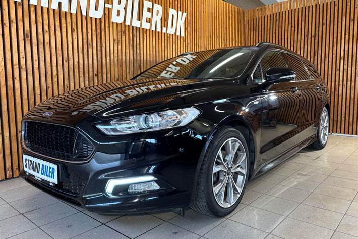 Sort Ford Mondeo fra 2019 set udefra
