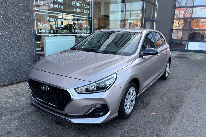 Grå Hyundai i30 fra 2018 set udefra