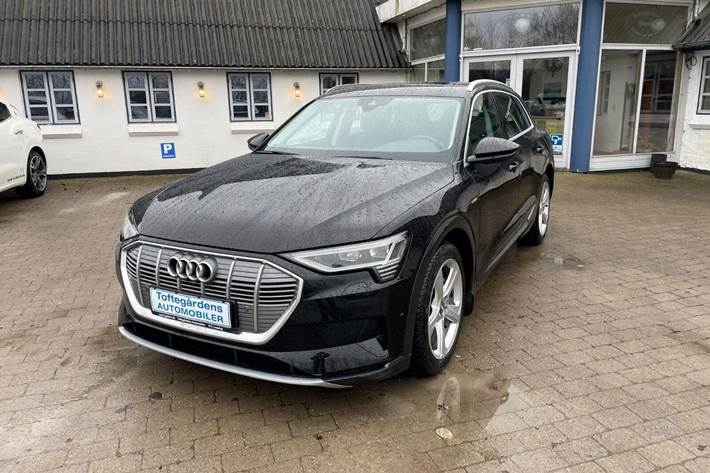 Sort Audi e-tron fra 2020 set udefra