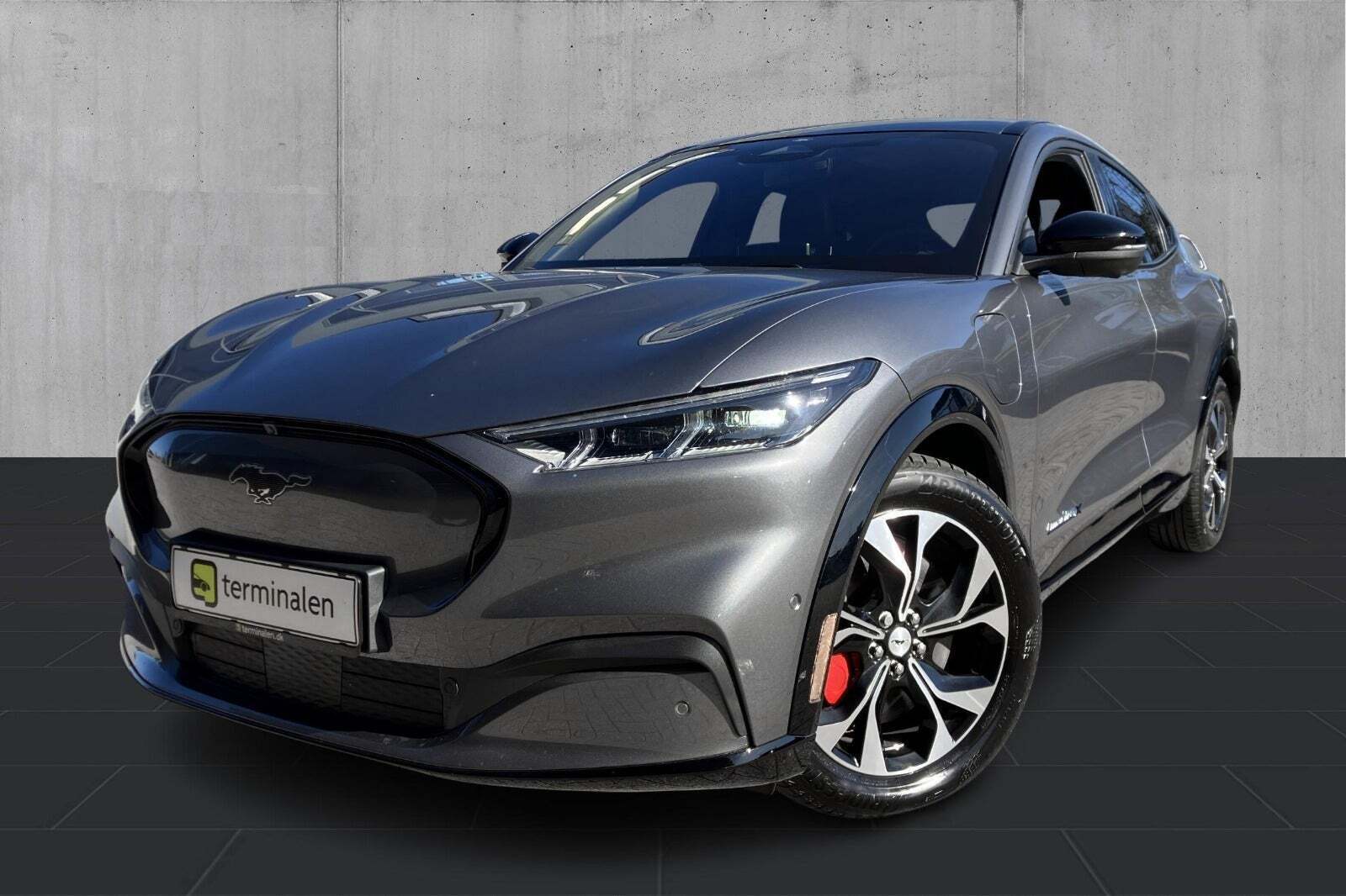 Grå Ford Mustang Mach-E fra 2023