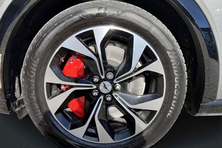 Grå Ford Mustang Mach-E fra 2023