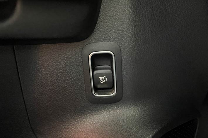 Sølv Mercedes EQA300 fra 2022