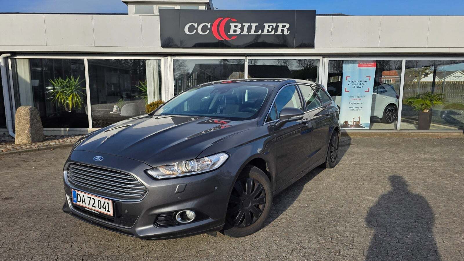 Grå Ford Mondeo fra 2018