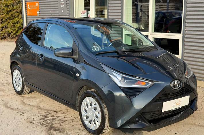 Grå Toyota Aygo fra 2019 set udefra