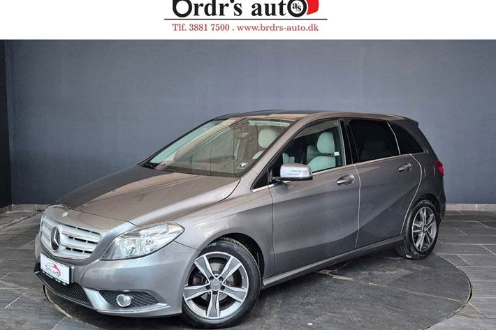 Grå Mercedes B180 fra 2014 set udefra