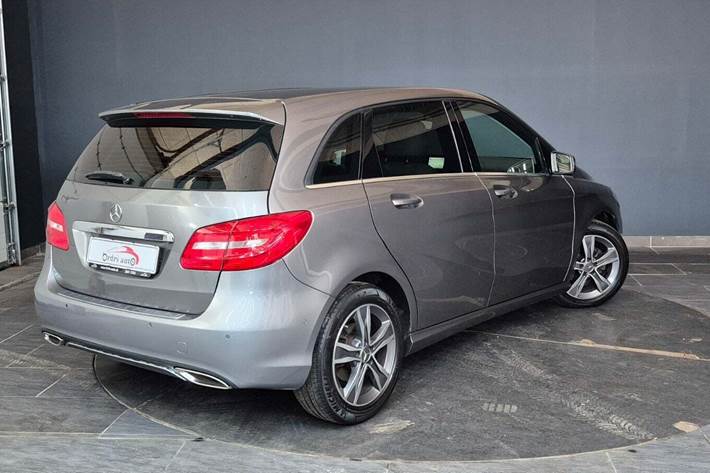 Grå Mercedes B180 fra 2014