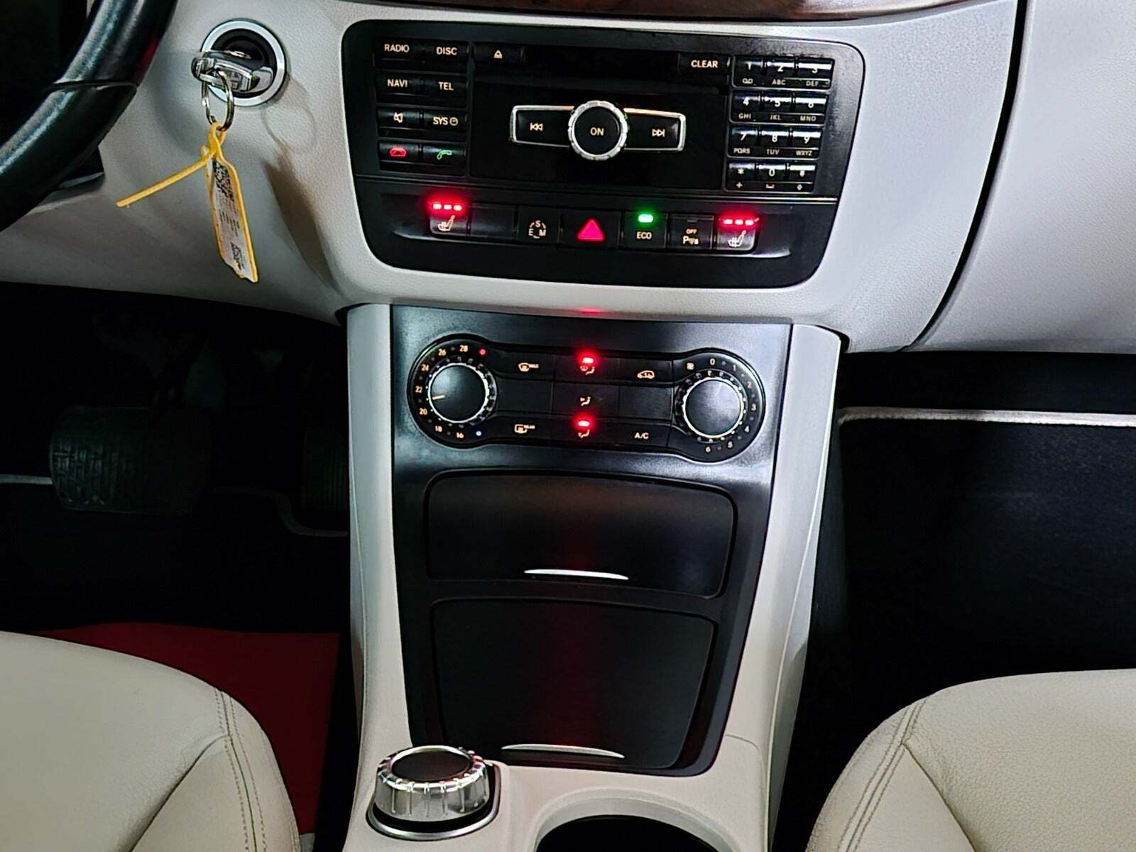 Grå Mercedes B180 fra 2014