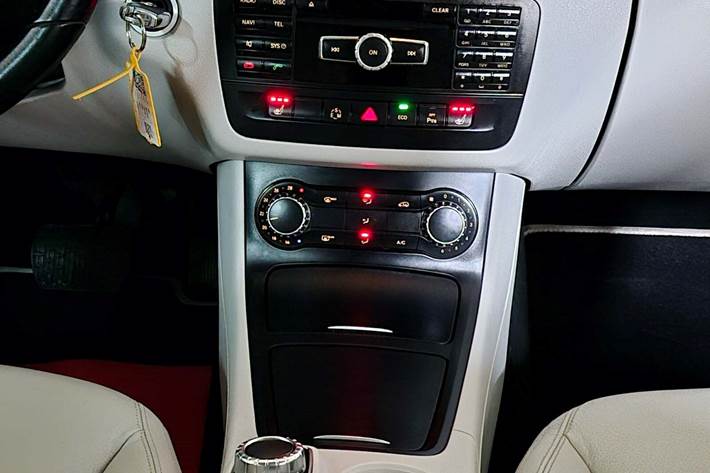 Grå Mercedes B180 fra 2014