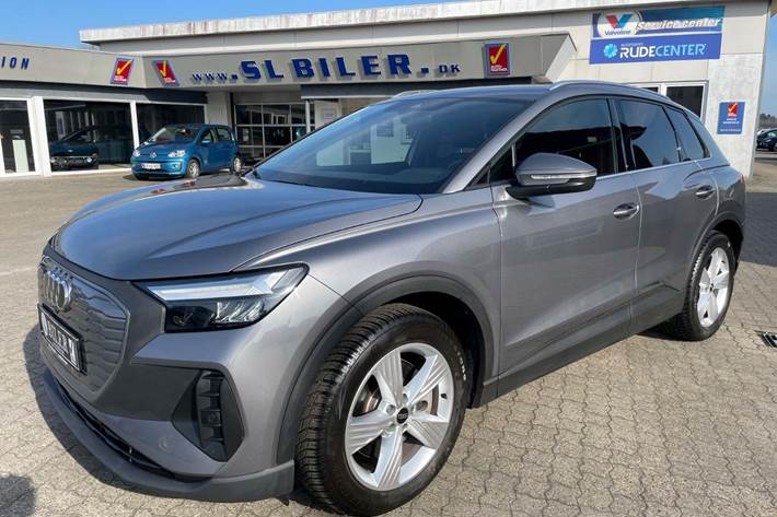 Grå Audi Q4 e-tron fra 2024 set udefra