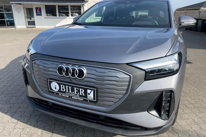 Grå Audi Q4 e-tron fra 2024