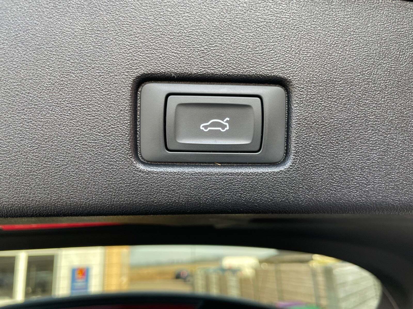 Grå Audi Q4 e-tron fra 2024