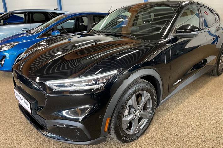 Sort Ford Mustang Mach-E fra 2022 set udefra