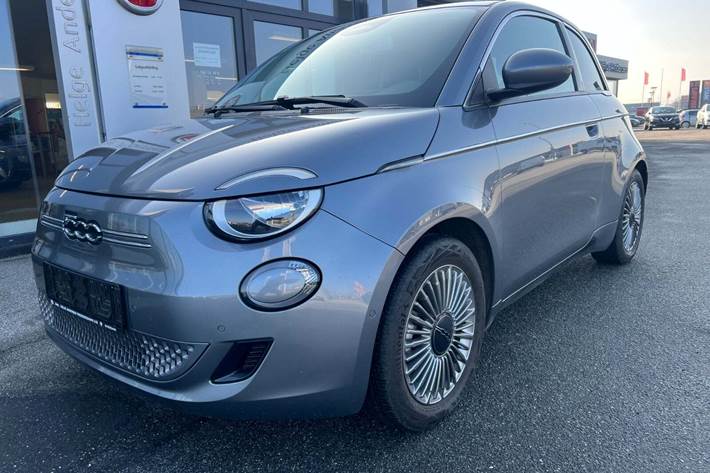 Grå Fiat 500e fra 2023 set udefra