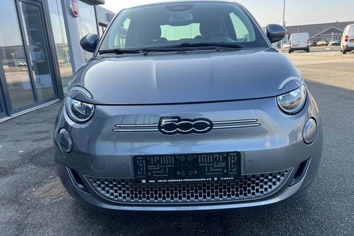 Grå Fiat 500e fra 2023