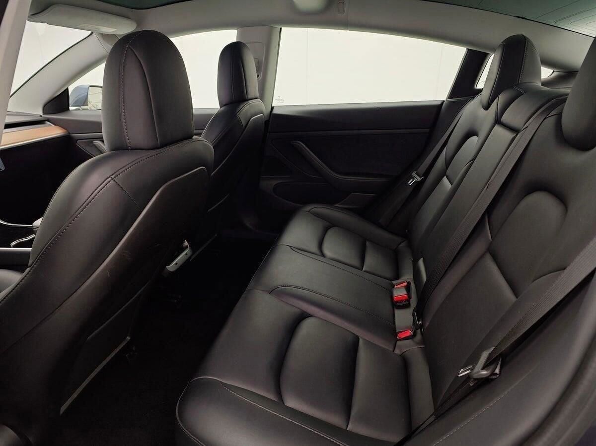 Grå Tesla Model 3 fra 2019