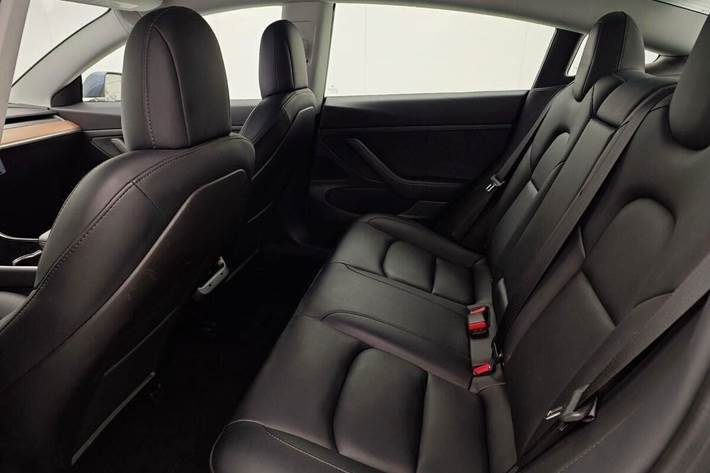 Grå Tesla Model 3 fra 2019