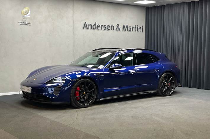 Blå Porsche Taycan fra 2023 set udefra