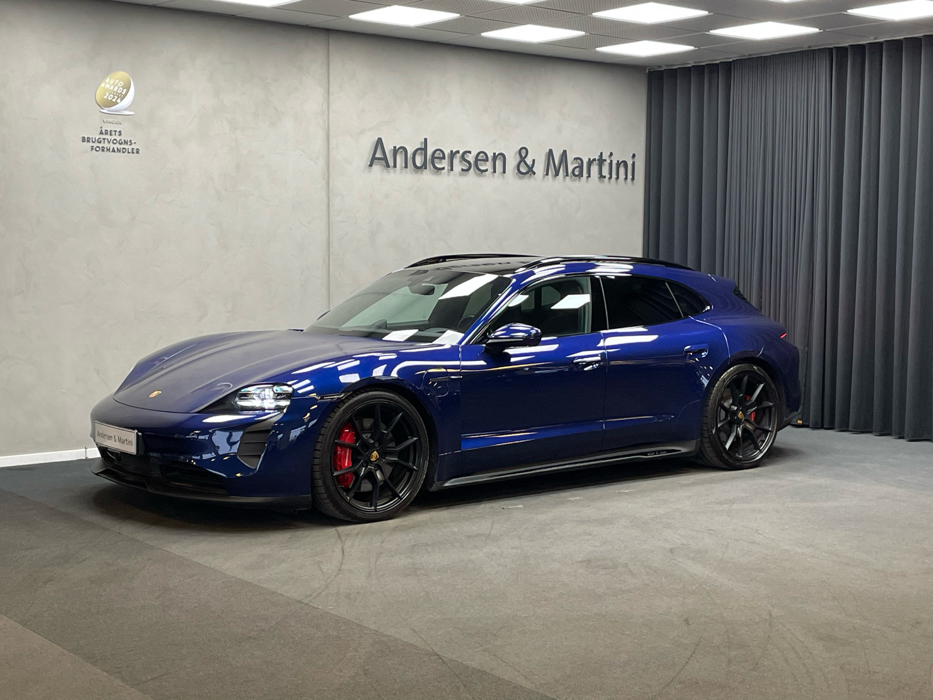 Blå Porsche Taycan fra 2023 set udefra